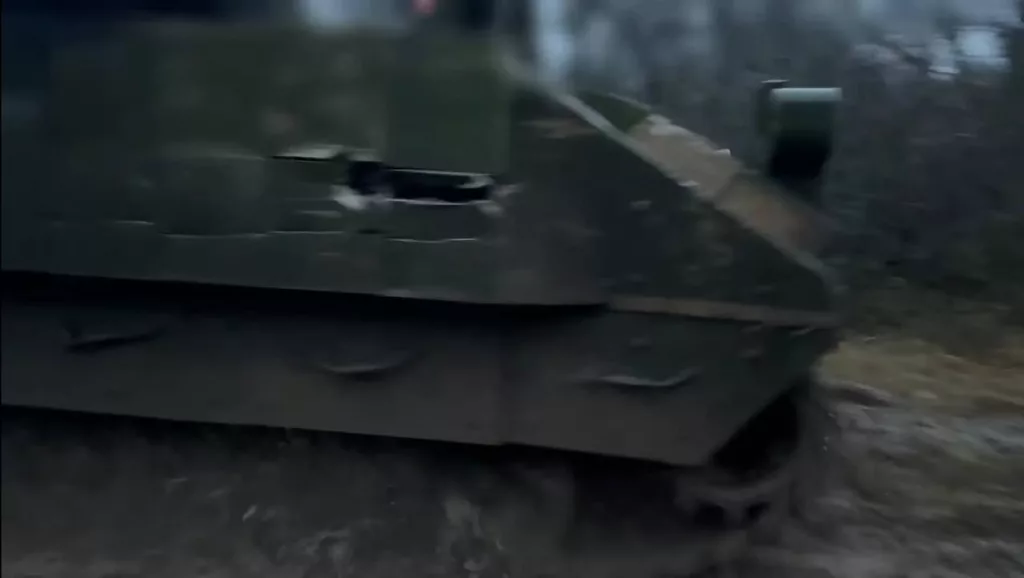 Танк M1A1SA Abrams с блоками ДЗ «Контакт-1», проходящий ремонтно-восстановительные работы, БМП M2A2 Bradley ODS-SA и БТР M1126 Stryker ВСУ в Курском приграничье