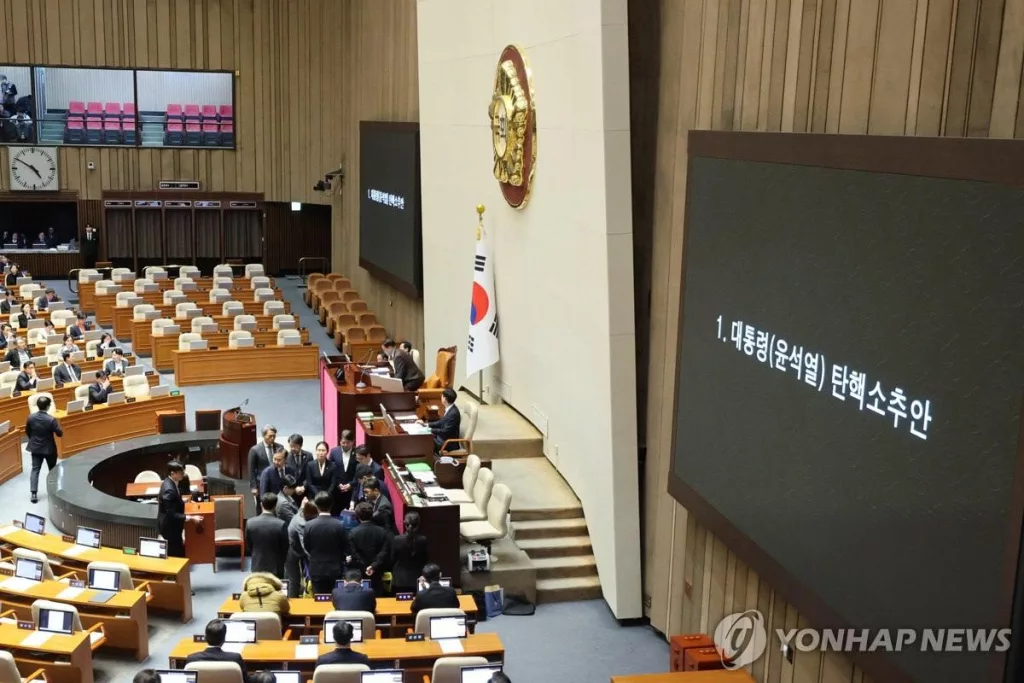 Парламент Южной Кореи со второй попытки одобрил импичмент президенту Юн Сок Ёлю, сообщает Yonhap News