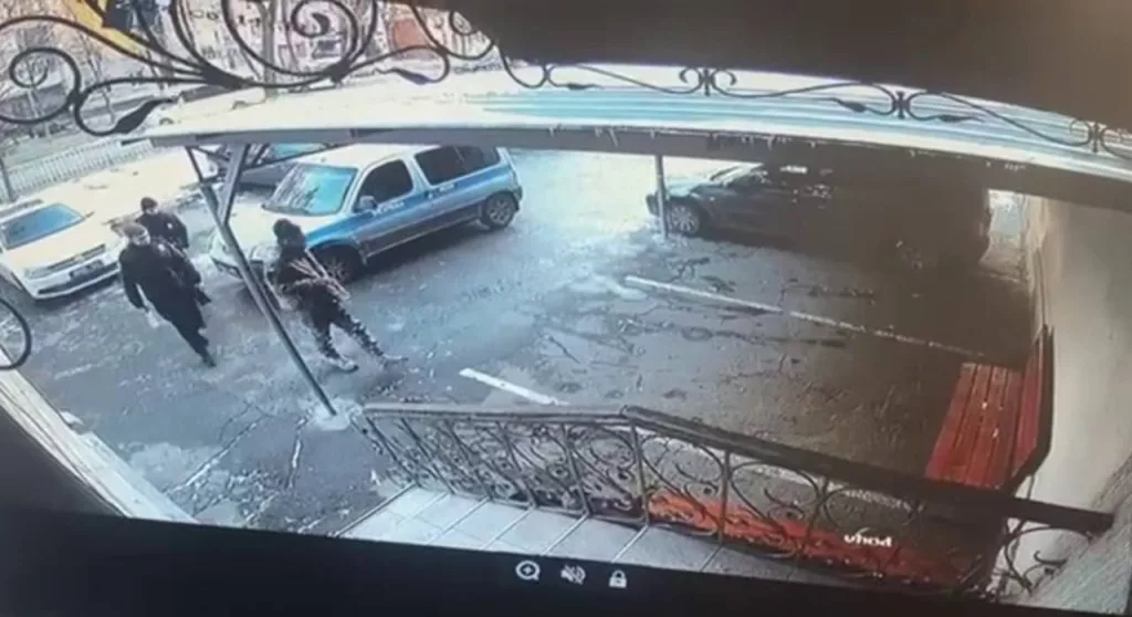 В Днепропетровске сработало взрывное устройство в автомобиле вблизи областного ТЦК