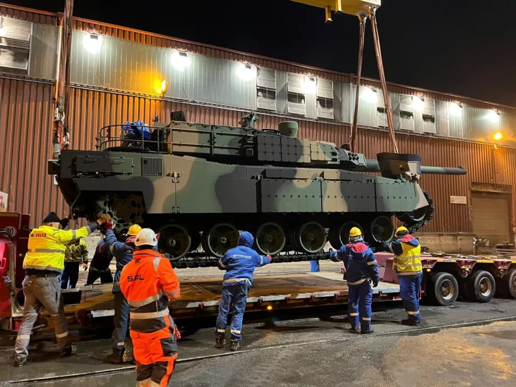 В Польшу из Южной Кореи была доставлена последняя в 2024 году партия из 7 танков K2GF/Black Panther, 16 155-мм САУ K9A1 Thunder и 6 транспортно-пусковых модулей для РСЗО HOMAR-K