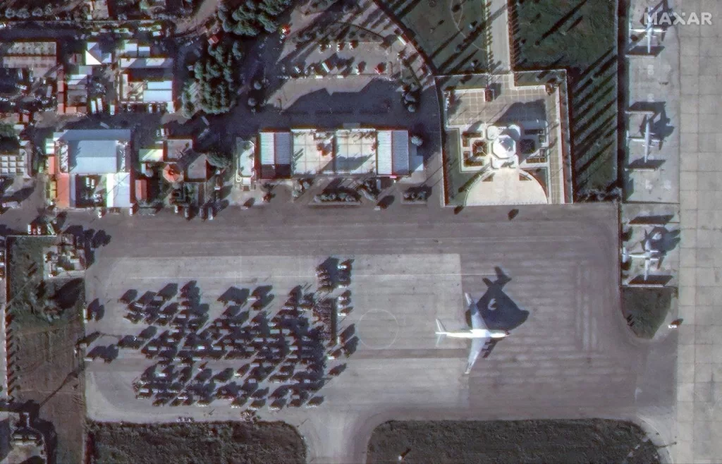 Спутниковые снимки скопления военной техники на российских военных базах Тартус и Хмеймим, которая была выведена из множества опорных пунктов и баз ОГВ на территории Сирии