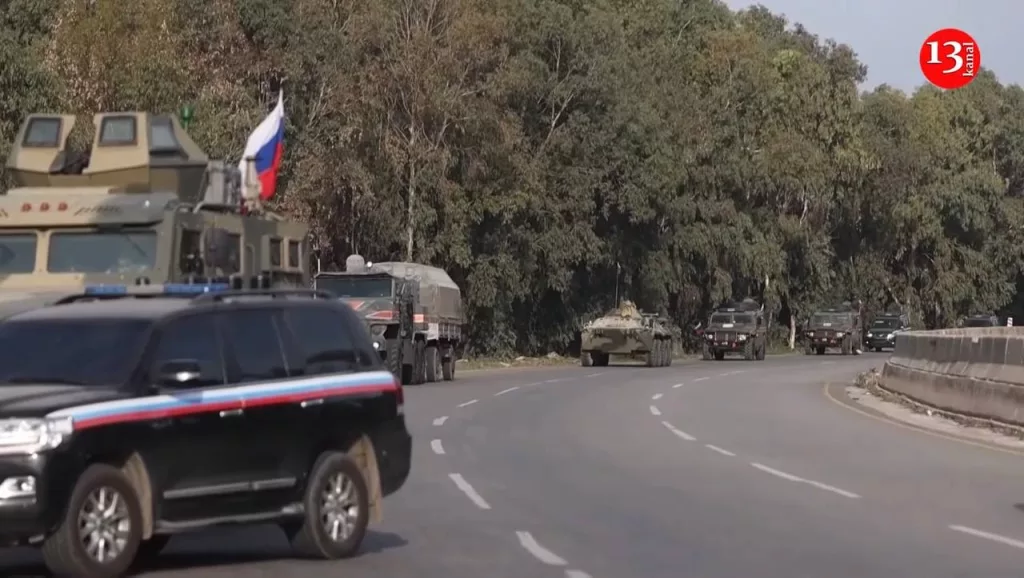 Колонна техники российской группировки войск в лице бронеавтомобилей АМН-590951 «Спартак», «Тигр», Урал-432009 (Урал-ВВ), БТР-80 и иного автотранспорта направляется в Тартус