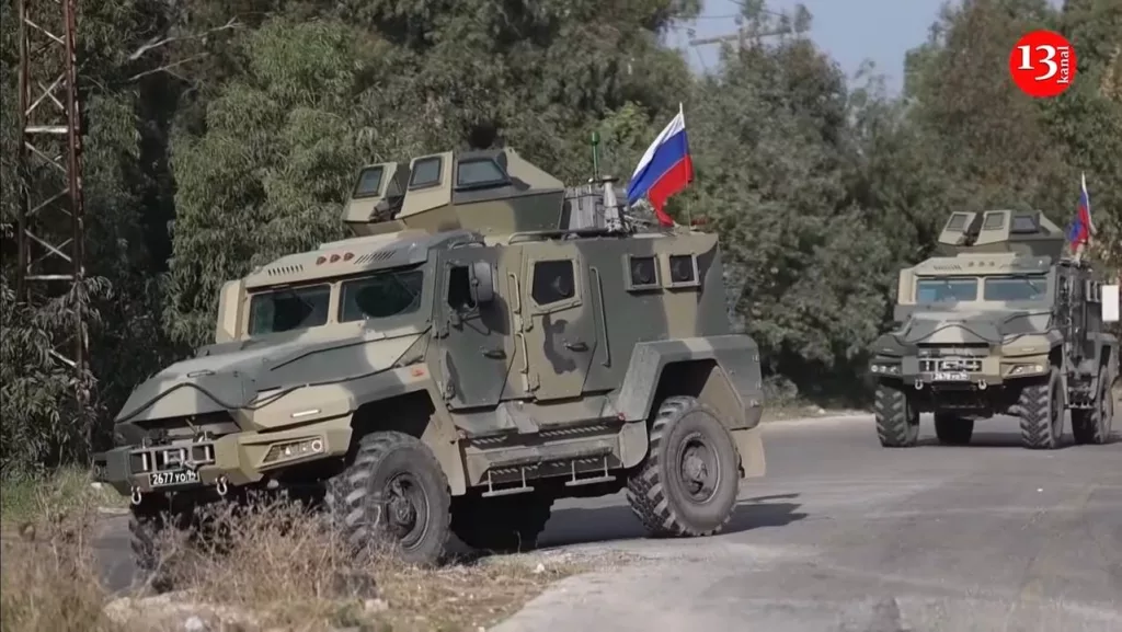 Колонна техники российской группировки войск в лице бронеавтомобилей АМН-590951 «Спартак», «Тигр», Урал-432009 (Урал-ВВ), БТР-80 и иного автотранспорта направляется в Тартус