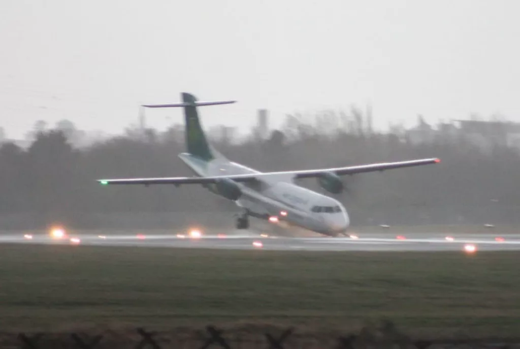 Самолет ирландской авиакомпании Emerald Airlines совершил жесткую посадку в аэропорту Белфаста