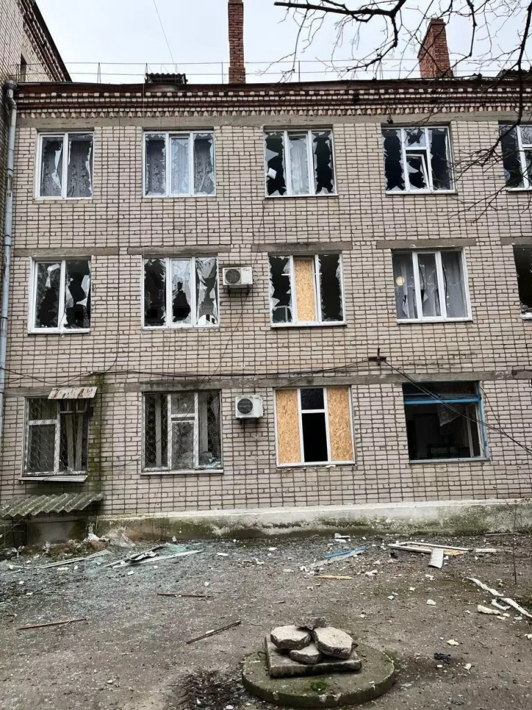 ВСУ атаковали дроном больницу в Херсонской области, тяжело ранен главврач, его заместитель погиб, сообщил Сальдо
