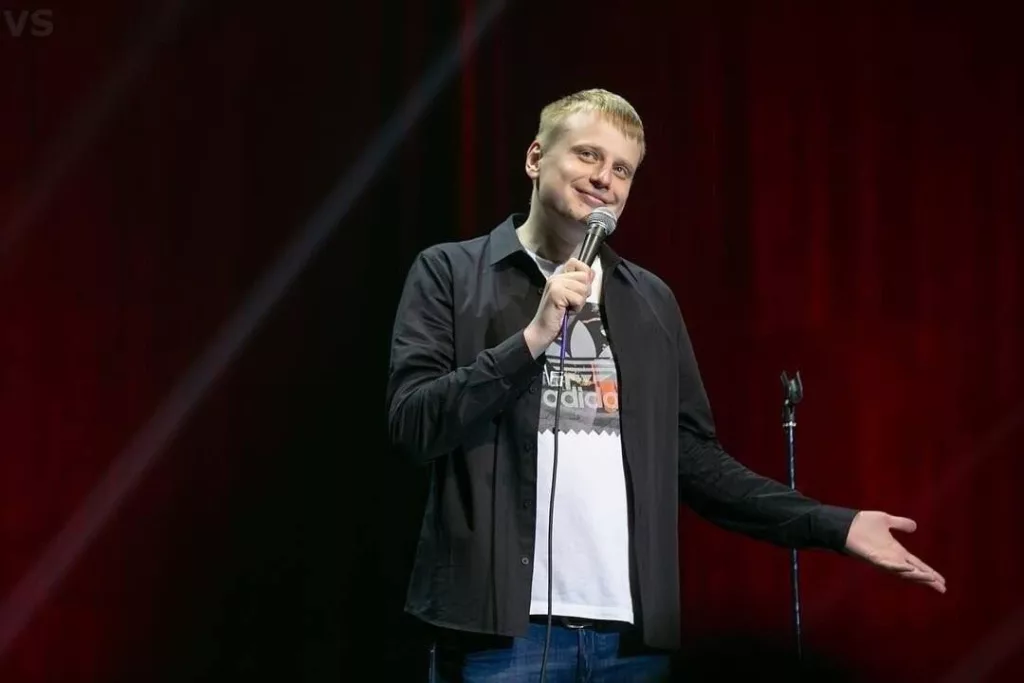 Комик Слава Комиссаренко заочно приговорён к 6 годам заключения