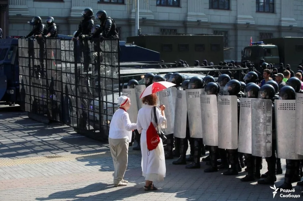 В Тбилиси снова разыграли знакомую сцену: хрупкая девушка против суровых спецназовцев
