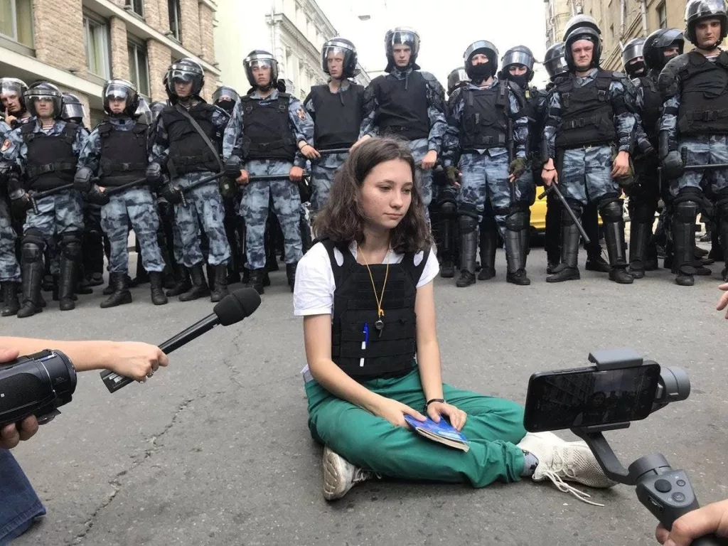 В Тбилиси снова разыграли знакомую сцену: хрупкая девушка против суровых спецназовцев