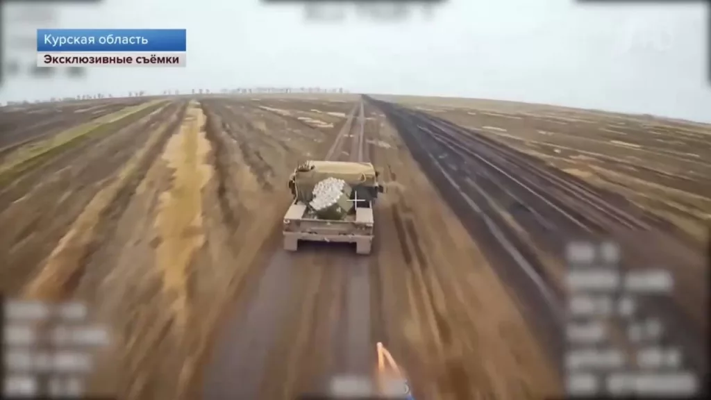 Момент попадания оптоволоконного FPV-дрона «Князь Вандал Новгородский» по системе дистанционного минирования на шасси армейского внедорожника HMMWV ВСУ в Курском приграничье
