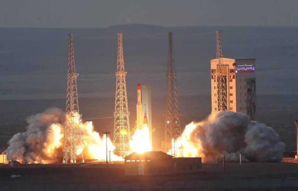 Иран успешно вывел на орбиту военный спутник Fakhr-1