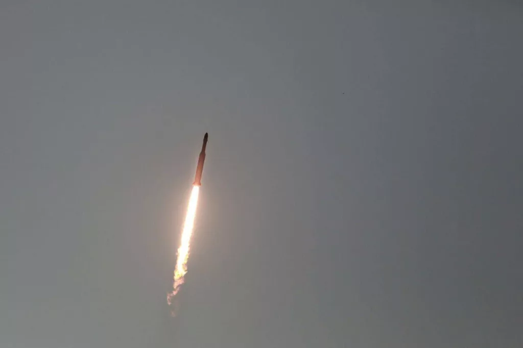 Иран успешно вывел на орбиту военный спутник Fakhr-1