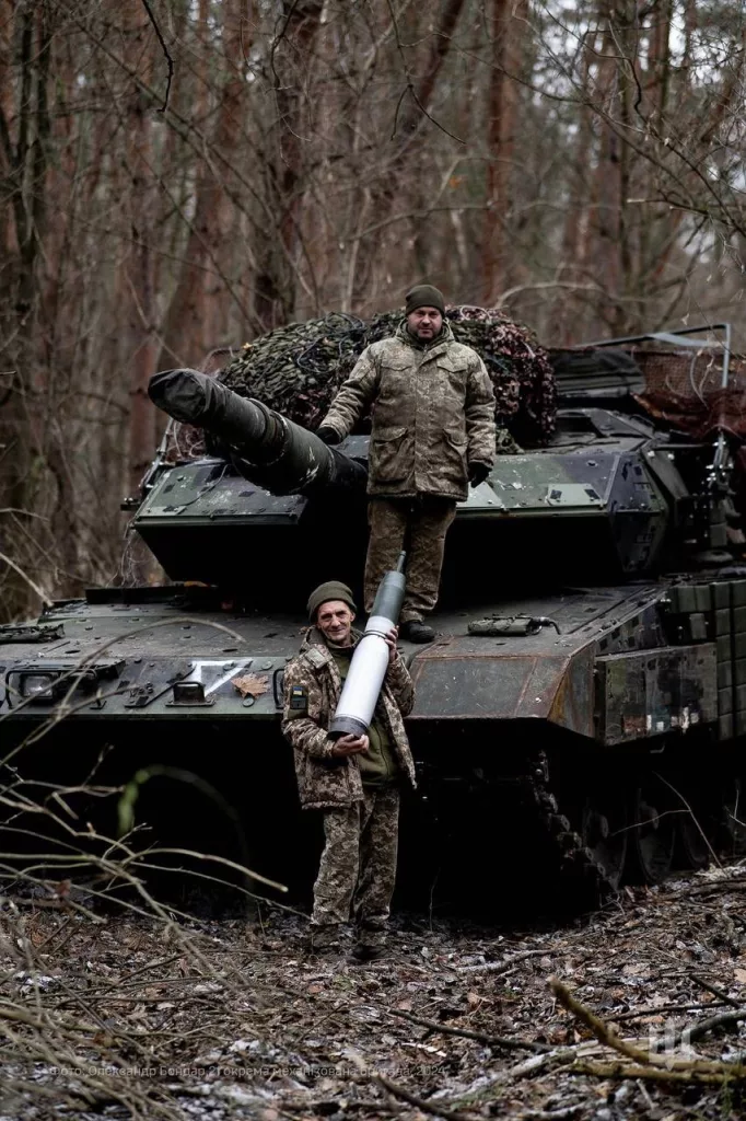 Танк Strv 122 21-й ОМБр ВСУ в Курском приграничье, оборудованный складным антидроновым козырьком и блоками динамической защиты «Контакт-1»