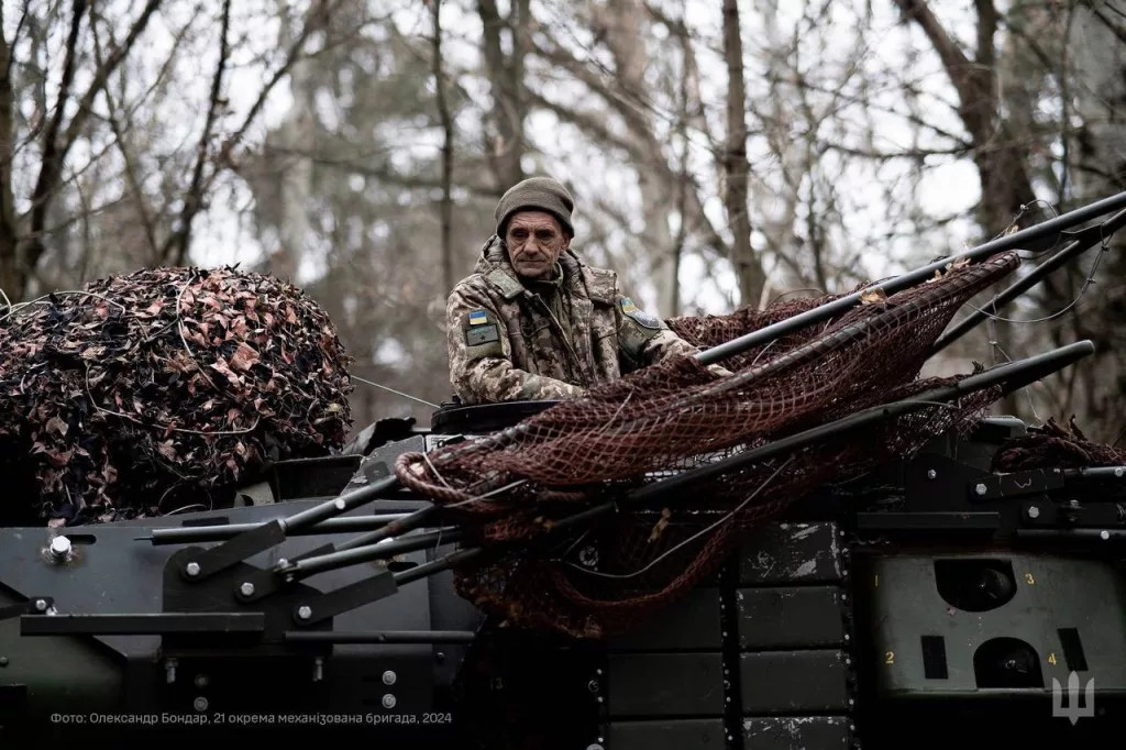 Танк Strv 122 21-й ОМБр ВСУ в Курском приграничье, оборудованный складным антидроновым козырьком и блоками динамической защиты «Контакт-1»
