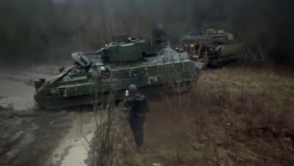 Танк M1A1SA Abrams с блоками ДЗ «Контакт-1», проходящий ремонтно-восстановительные работы, БМП M2A2 Bradley ODS-SA и БТР M1126 Stryker ВСУ в Курском приграничье