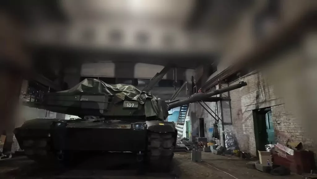 Танк M1A1SA Abrams с блоками ДЗ «Контакт-1», проходящий ремонтно-восстановительные работы, БМП M2A2 Bradley ODS-SA и БТР M1126 Stryker ВСУ в Курском приграничье