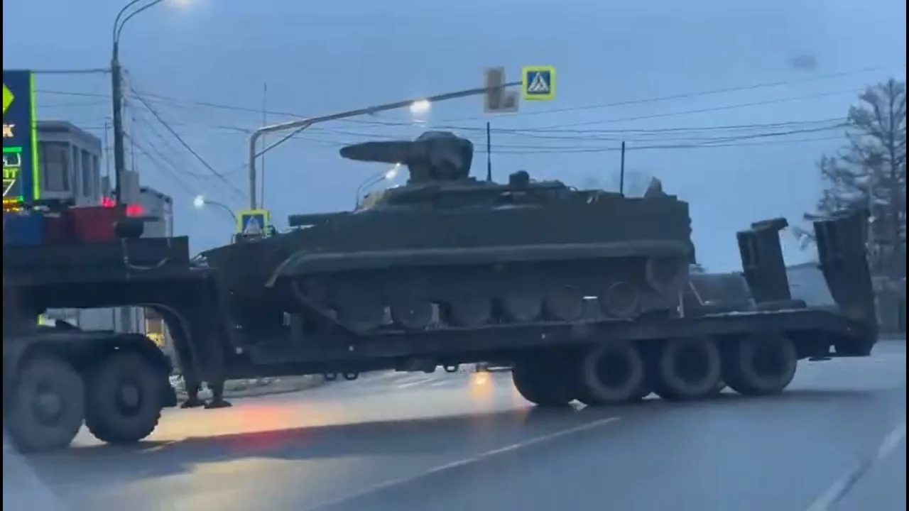 Некий новый бронетранспортер на шасси БМП-3 с листанционно-управляемым боевым модулем засветился во время перевозки на трале в России