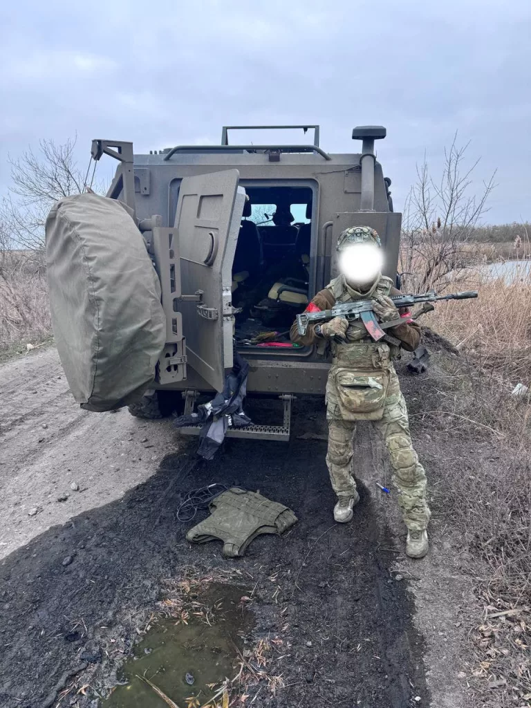 Кураховское направление. Наши бойцы на фоне уничтоженного американского бронеавтомобиля HMMWV и трофейного украинского «Козак-7»