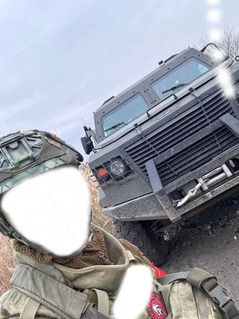 Кураховское направление. Наши бойцы на фоне уничтоженного американского бронеавтомобиля HMMWV и трофейного украинского «Козак-7»