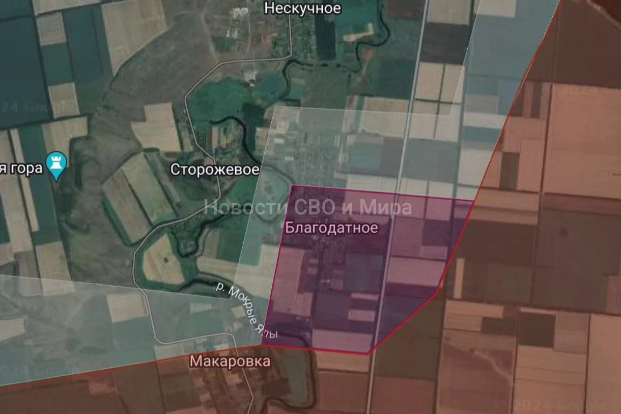 Российский флаг в селе Благодатное возле Великой Новоселки