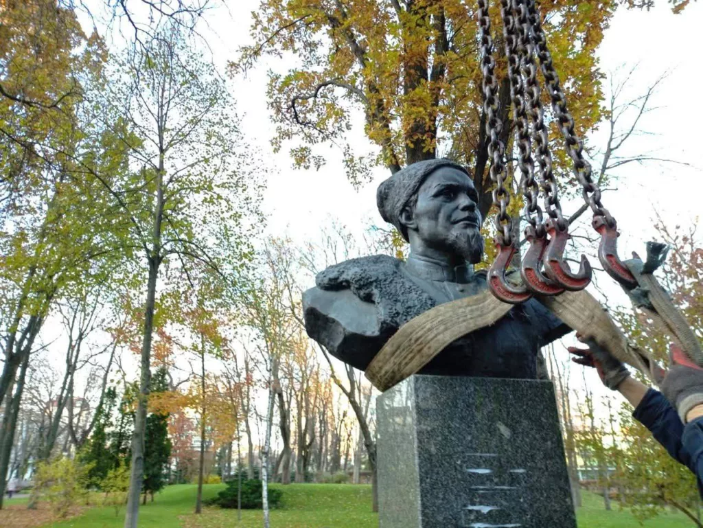 В Киеве демонтировали бюсты Ковпака, Черняховского, Рыбалко и Федорова