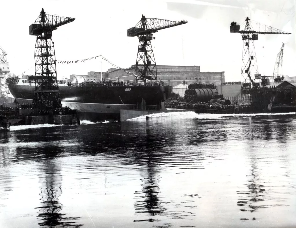 5 декабря 1957 года в Ленинграде на воду был спущен советский атомный ледокол «Ленин», где производилась его достройка