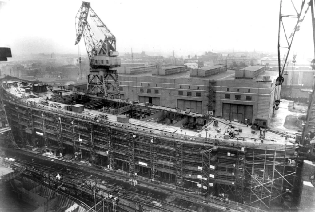 5 декабря 1957 года в Ленинграде на воду был спущен советский атомный ледокол «Ленин», где производилась его достройка