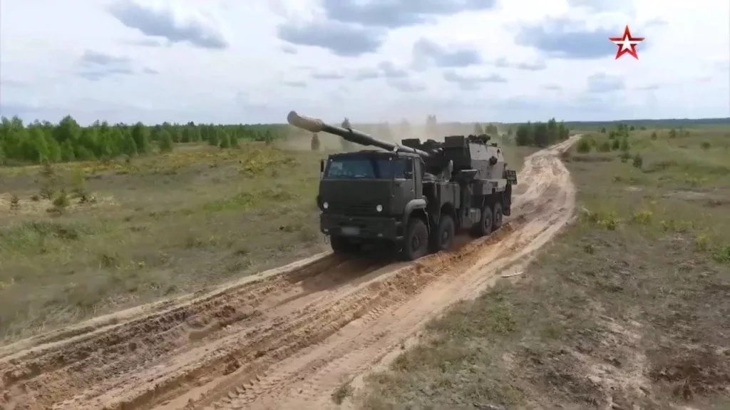 Самоходная артиллерийская установка Коалиция-СВ в исполнение на базе КамАЗ-6550. Возимый боезапас составляет 70 выстрелов