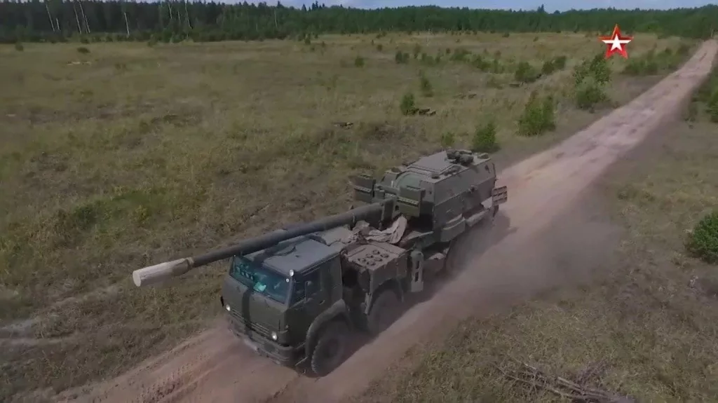 Самоходная артиллерийская установка Коалиция-СВ в исполнение на базе КамАЗ-6550. Возимый боезапас составляет 70 выстрелов