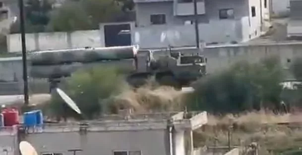ЗРК С-400 и ЗРК «Тор-М2» российской армии были замечены во время передвижения возле города Масьяф на границе провинции Хама и горной гряды провинции Тартус