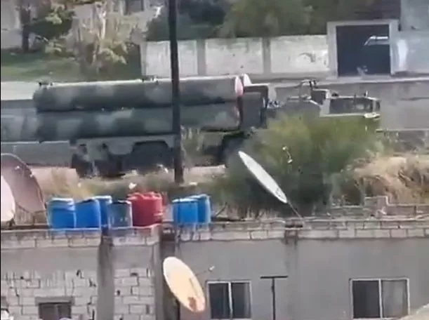 ЗРК С-400 и ЗРК «Тор-М2» российской армии были замечены во время передвижения возле города Масьяф на границе провинции Хама и горной гряды провинции Тартус
