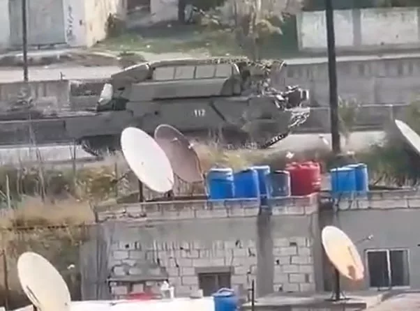 ЗРК С-400 и ЗРК «Тор-М2» российской армии были замечены во время передвижения возле города Масьяф на границе провинции Хама и горной гряды провинции Тартус