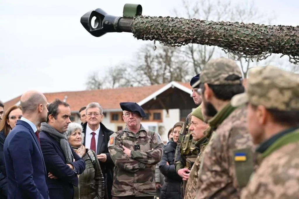 Украинский нардеп Марьиана Безуглая утверждает, что подготавливаемая во Франции 155-я механизированная бригада ВСУ по прозвищу Anne of Kiev (Анна Киевская) на самом деле нужна была только ради получения от французов нового вооружения
