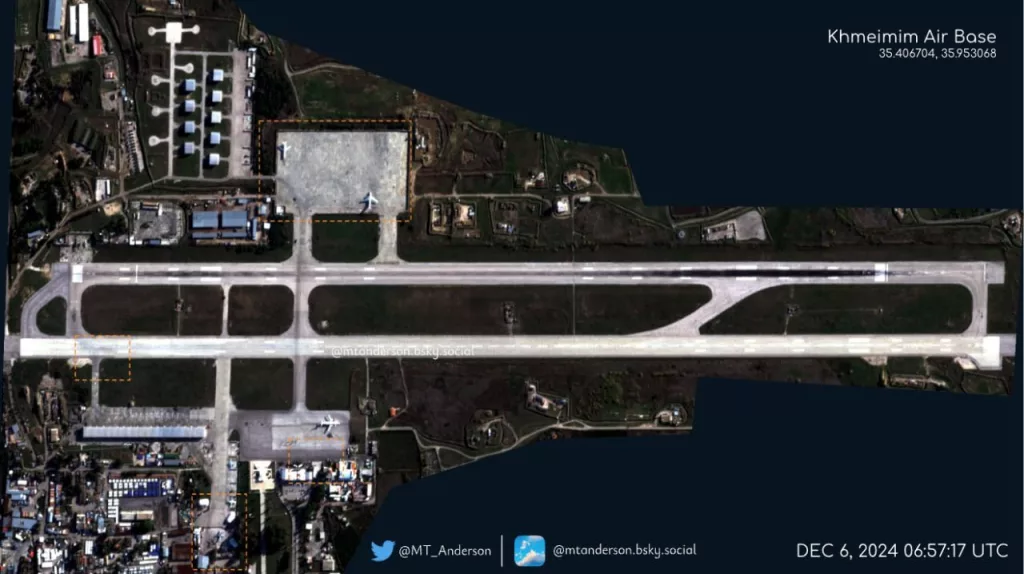 На спутниковых снимках за 6 декабря авиабазы Хмеймим и ПМТО Тартус видно, что подразделения ВС РФ продолжают сохранять свою обычную активность