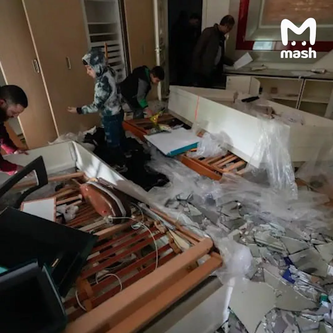 Мародёр-пати в сирийском Дамаске: местные уносят всё, что не приколочено, из дворца Башара Асада, госучреждений и частных домов