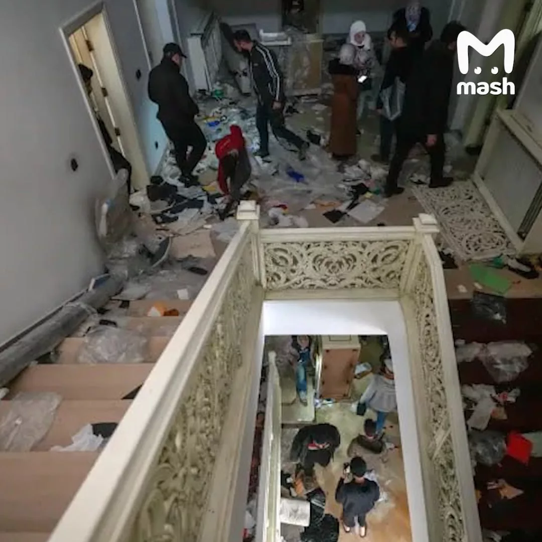 Мародёр-пати в сирийском Дамаске: местные уносят всё, что не приколочено, из дворца Башара Асада, госучреждений и частных домов