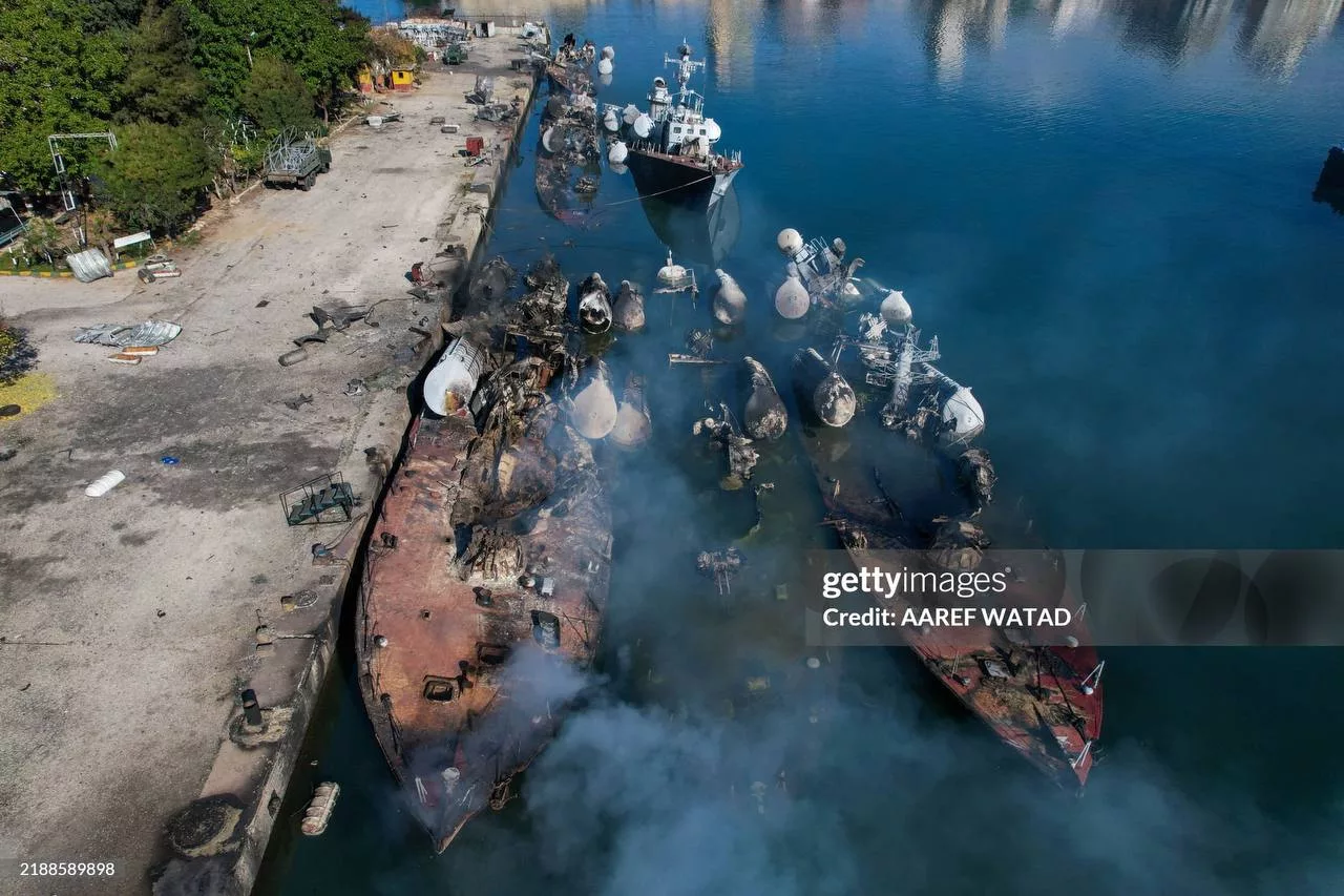 Уничтоженные ракетные катера проекта 205У «Москит» сирийских ВМС у пирса Латакии в результате ночных ударов ВВС Израиля