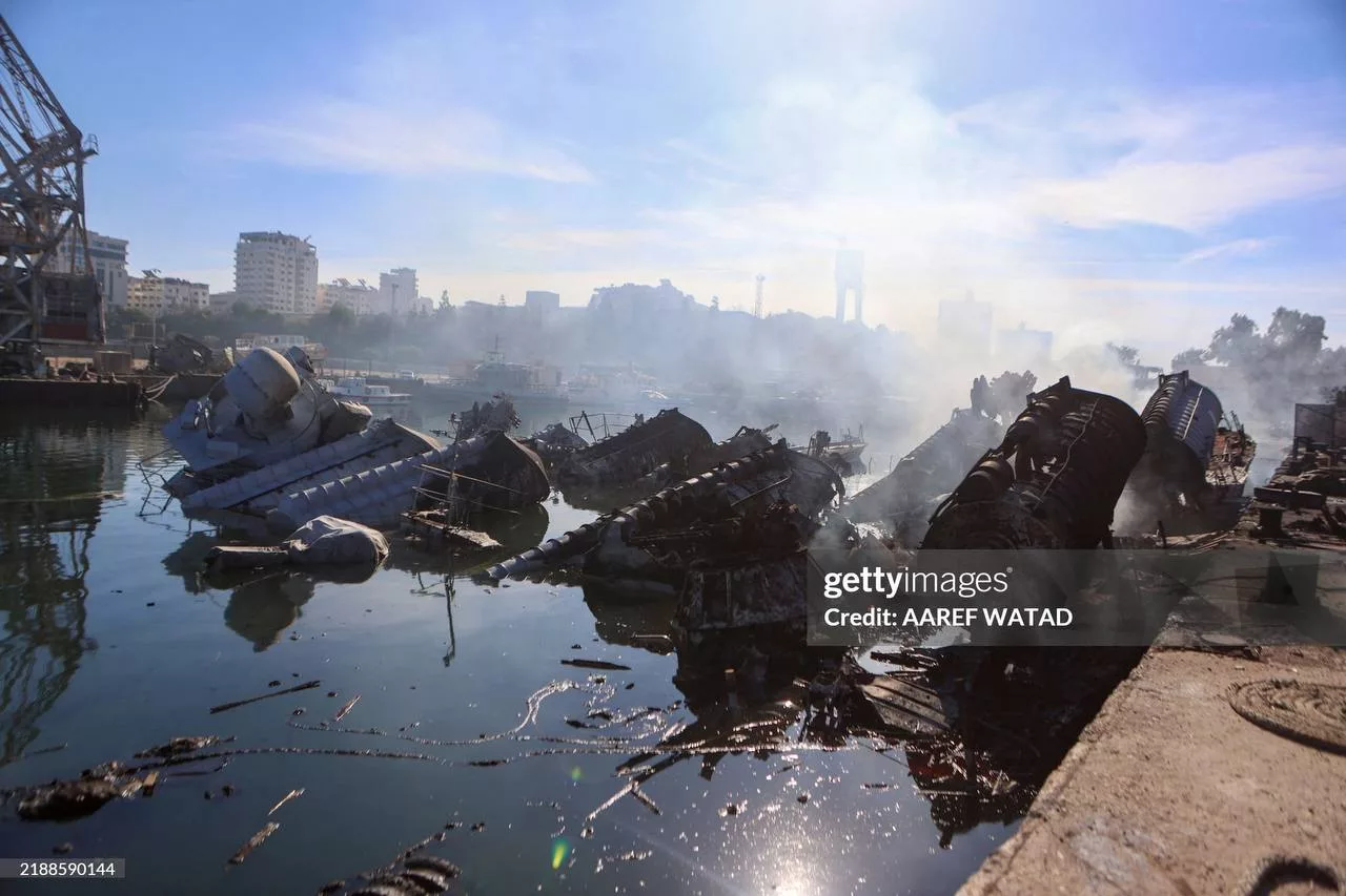 Уничтоженные ракетные катера проекта 205У «Москит» сирийских ВМС у пирса Латакии в результате ночных ударов ВВС Израиля