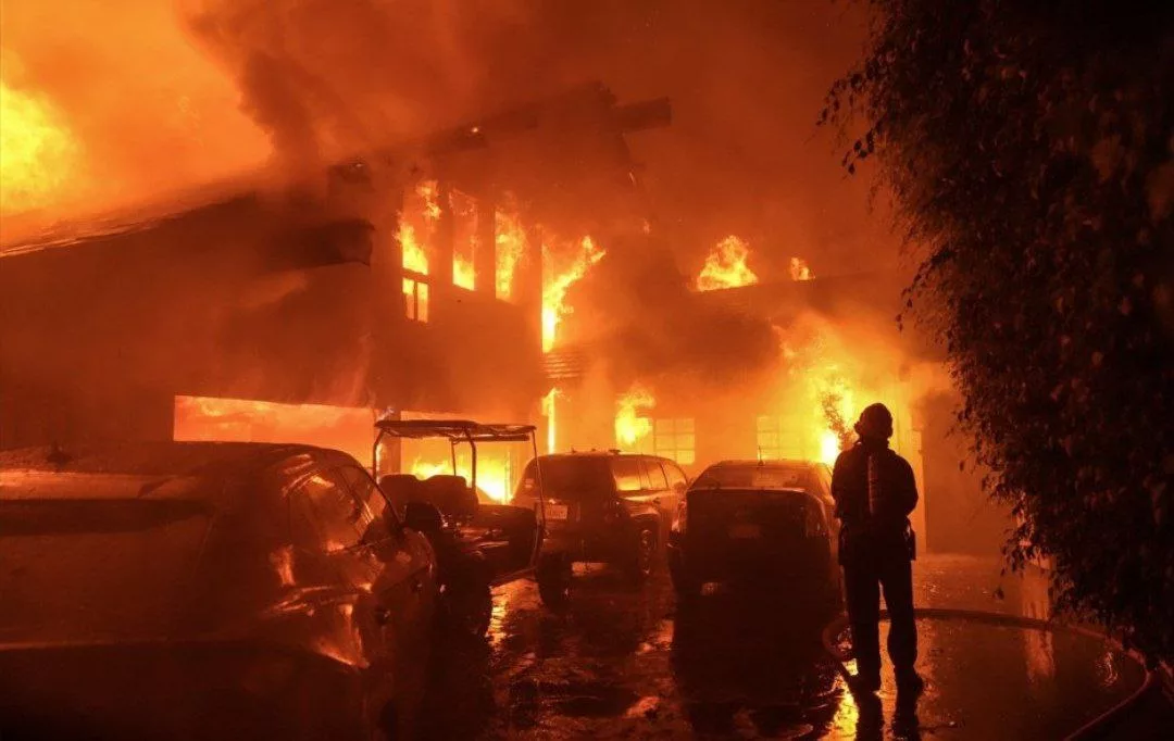 Небо над Малибу в Калифорнии окрасилось в оранжевый цвет из-за лесных пожаров