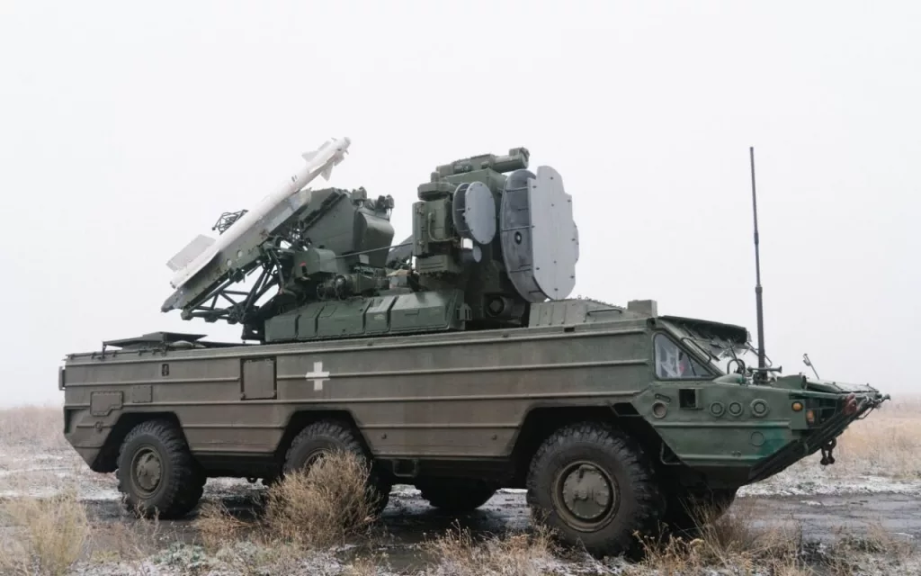 Украинский ЗРК «Оса-АКМ» с ракетами "воздух-воздух" малого радиуса действия Р-73, вместо стандартных ЗУР 9М33М3