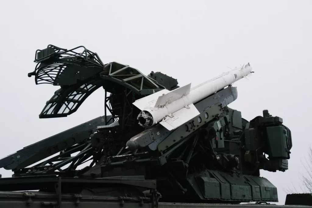 Украинский ЗРК «Оса-АКМ» с ракетами "воздух-воздух" малого радиуса действия Р-73, вместо стандартных ЗУР 9М33М3