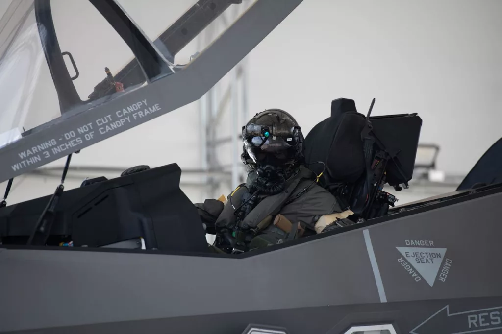 Военно-воздушная база США адаптировала снаряжение лётчиков F-35 к защите от угроз химического, биологического, радиологического и ядерного характера