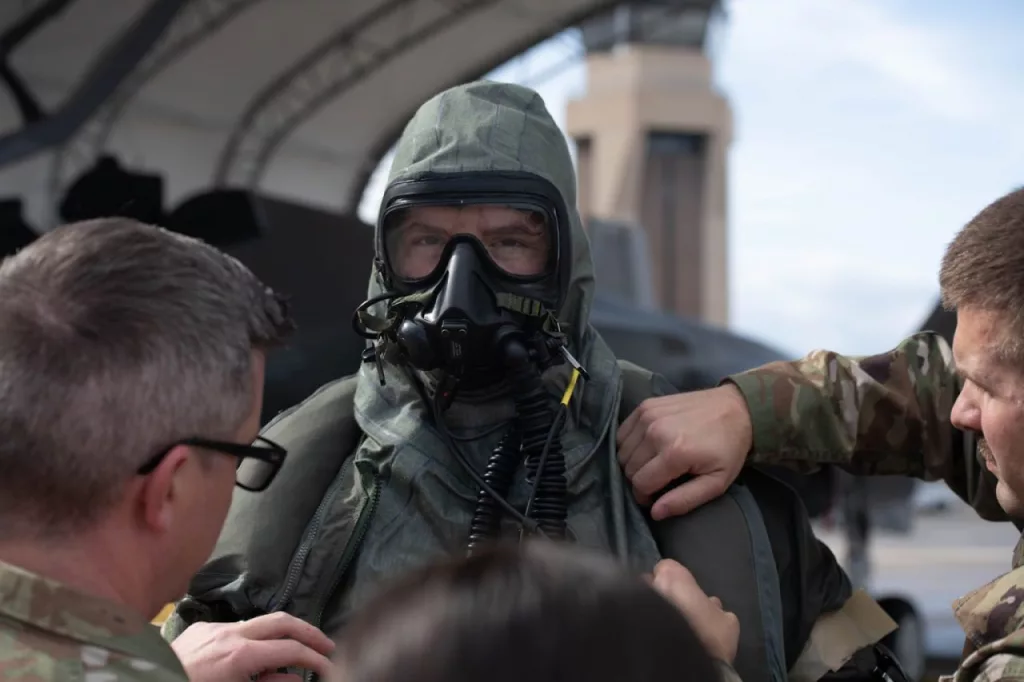 Военно-воздушная база США адаптировала снаряжение лётчиков F-35 к защите от угроз химического, биологического, радиологического и ядерного характера