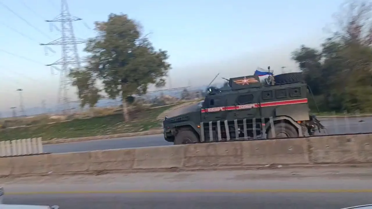 Российскую колонну в Тартусе приветствуют криками "Аллаху акбар" и стрельбой в воздух местные "вооруженные оппозиционеры"