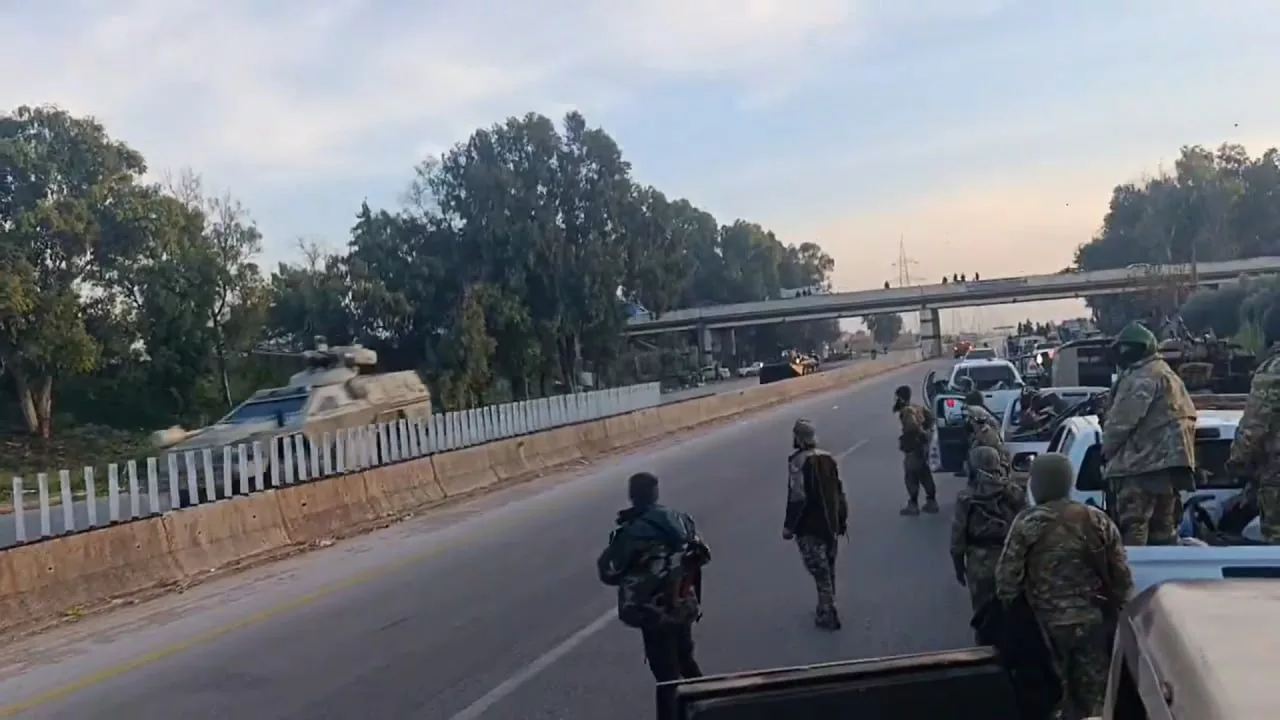 Российскую колонну в Тартусе приветствуют криками "Аллаху акбар" и стрельбой в воздух местные "вооруженные оппозиционеры"