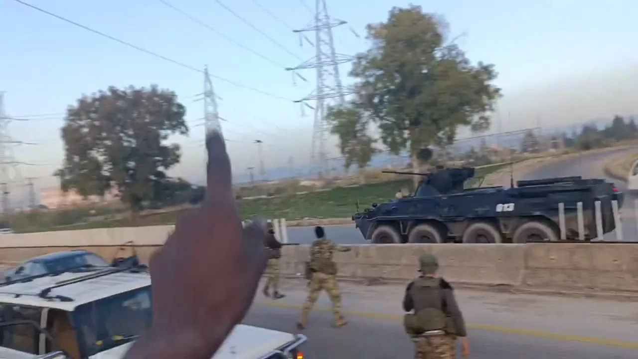 Российскую колонну в Тартусе приветствуют криками "Аллаху акбар" и стрельбой в воздух местные "вооруженные оппозиционеры"