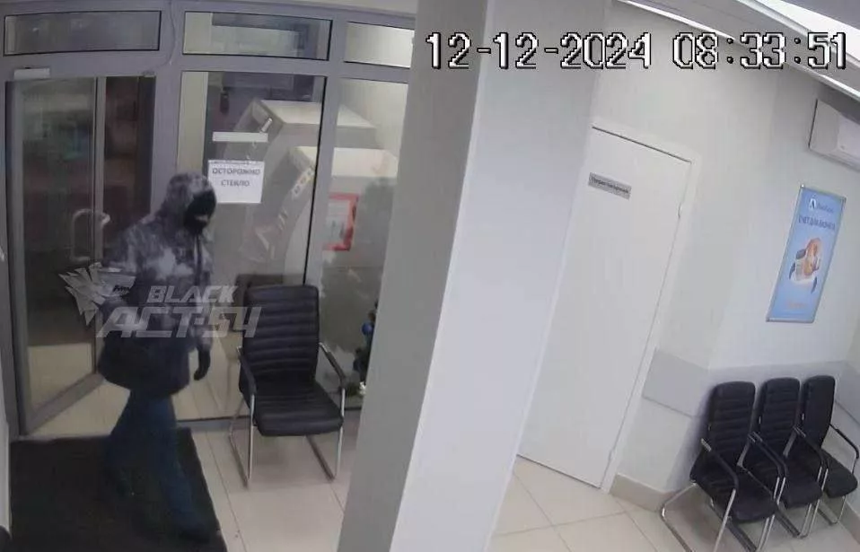 Вооруженный мужчина в маске ограбил отделение «Локо-Банка» в Новосибирске на 9 млн рублей