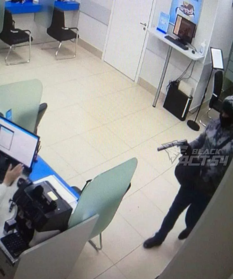 Вооруженный мужчина в маске ограбил отделение «Локо-Банка» в Новосибирске на 9 млн рублей