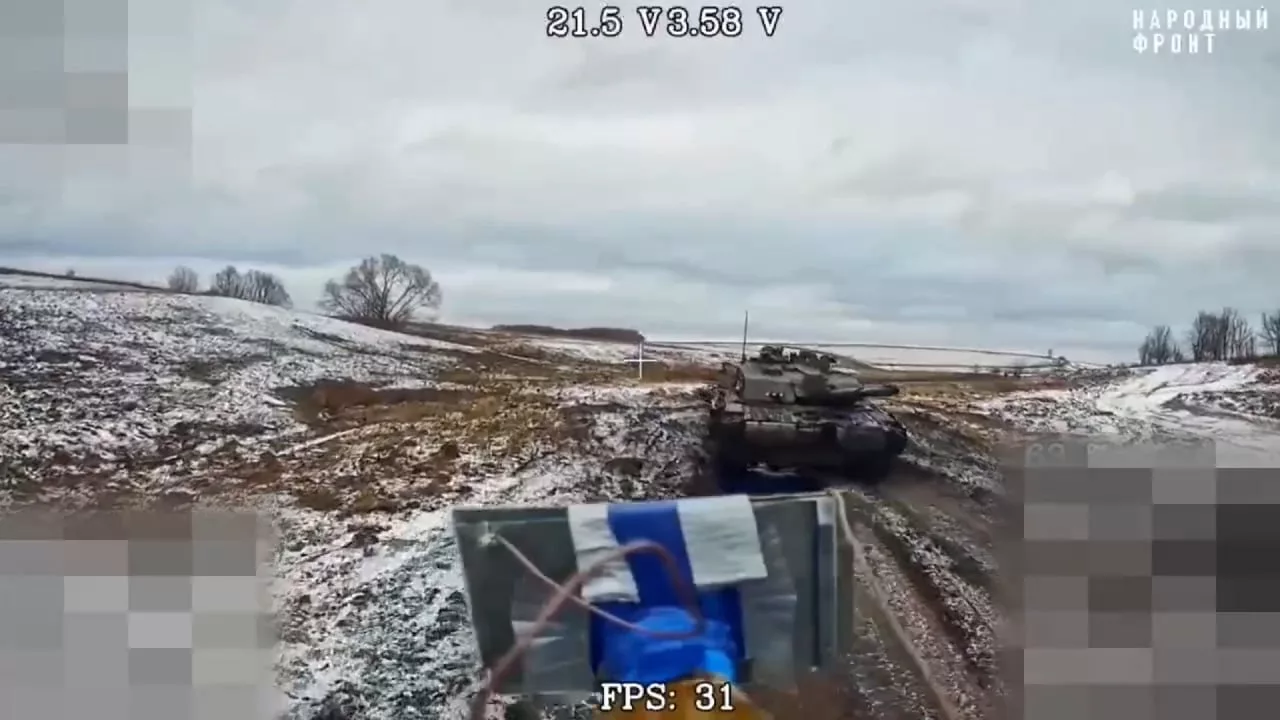 Парочка Challenger 2 встретилась с FPV-дронами на оптоволокне в Курской области