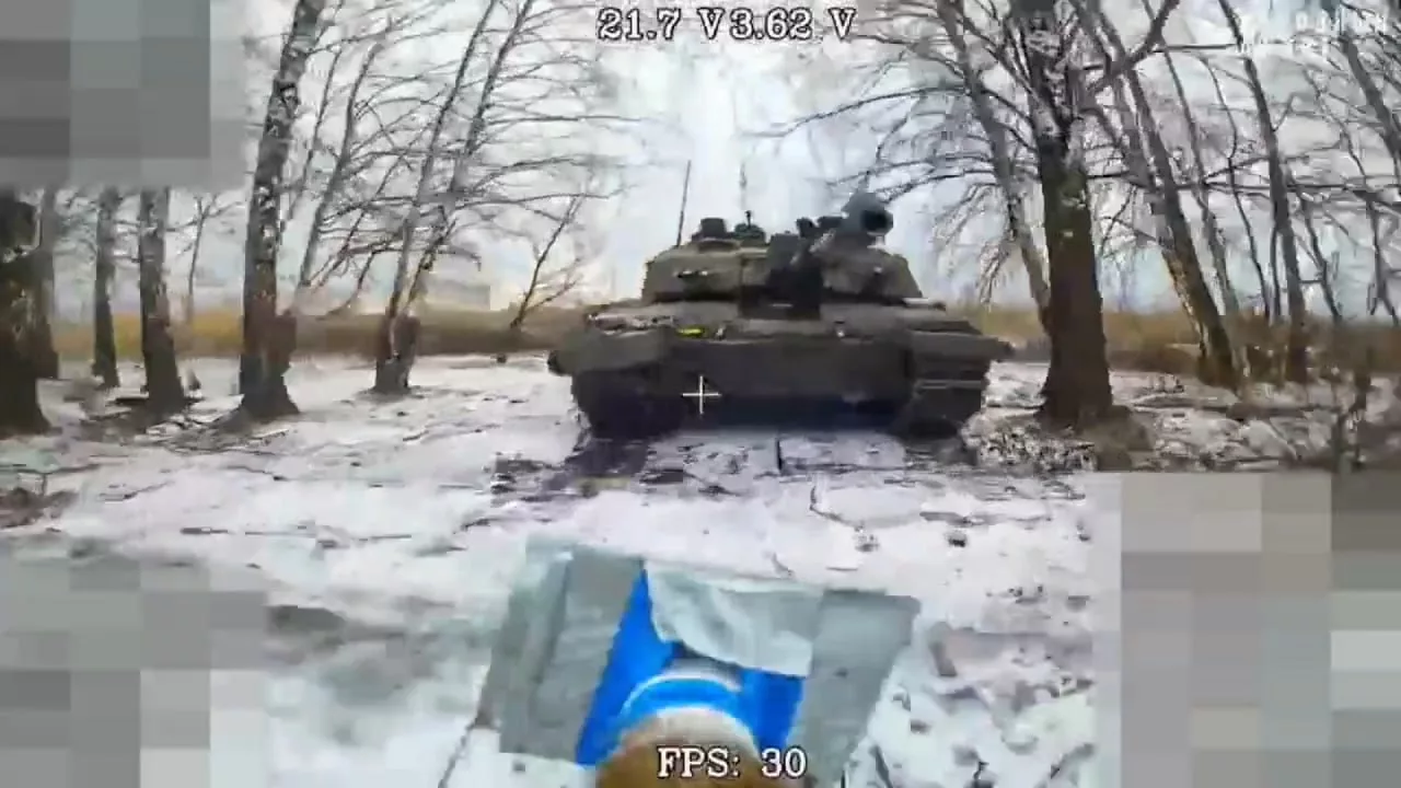 Парочка Challenger 2 встретилась с FPV-дронами на оптоволокне в Курской области