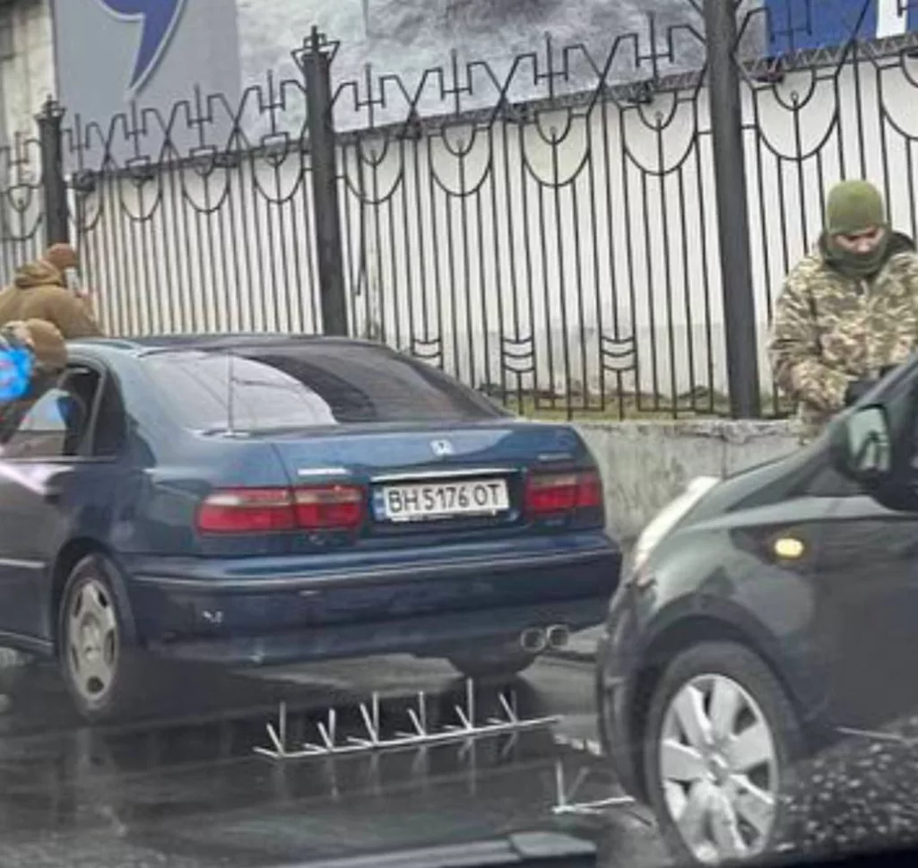ТЦК в Одессе кидают шипы (!!!) перед машинами, чтоб они не могли уехать во время их облавы